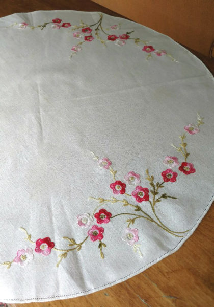 Vintage Embroidery Table Cloth Centerpiece Doily Flower Border