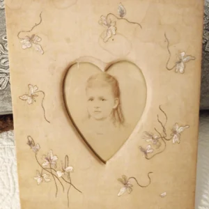 Society Silk Embroidered Heart Shaped Linen Cloth Picture Frame with Girl's Photo
