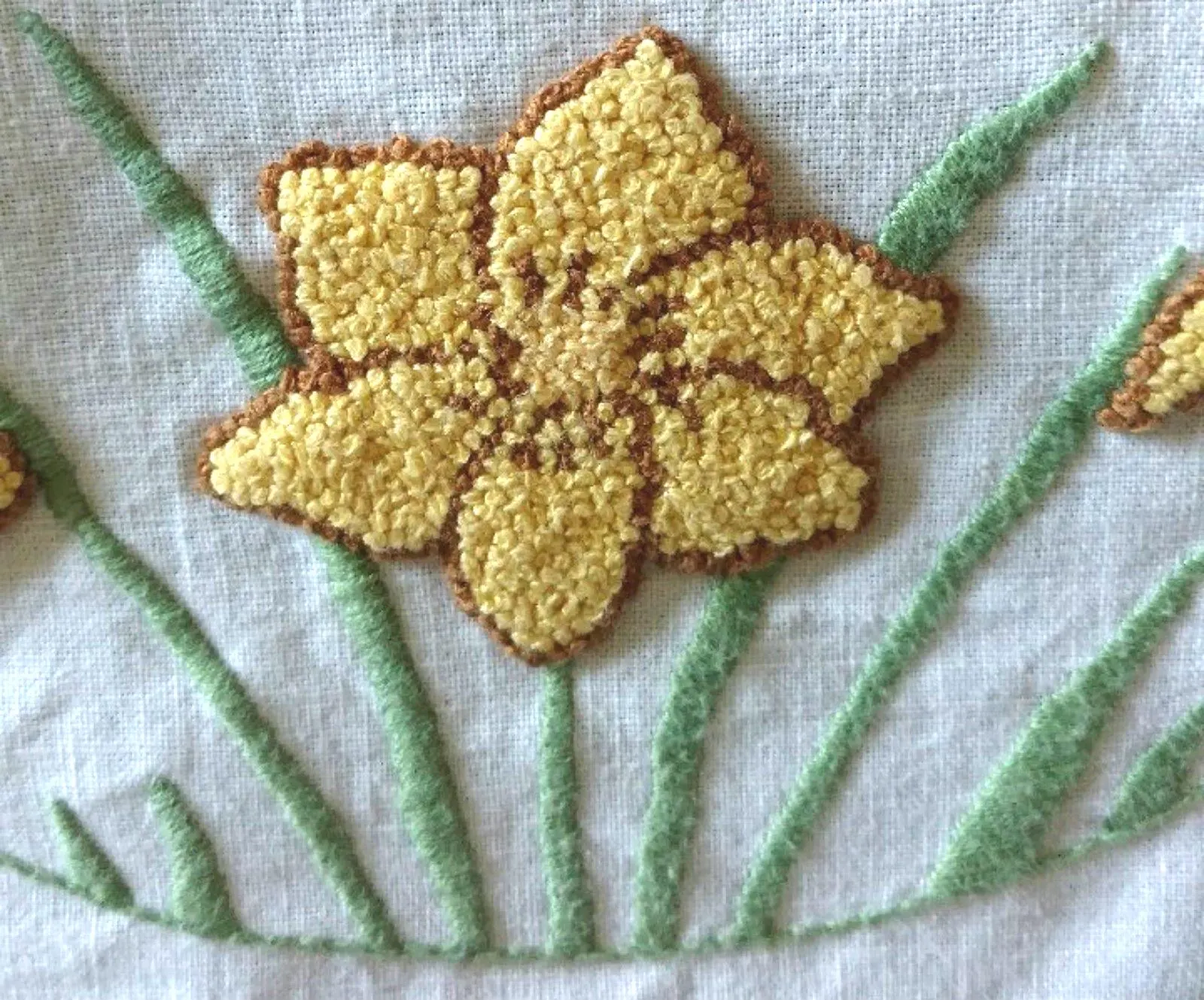 Vintage 1940s Daffodil Runner Stump Work Embroidery Table Doily Crochet Edging